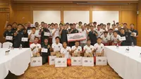 Skuad Timnas Indonesia U-16 mendapat bonus berupa laptop dan perlengkapan sekolah dari bos Arema FC, Gilang Widya Pramana. (Ist)