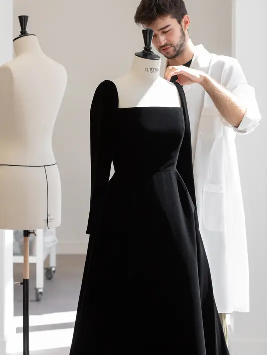 Untuk moment Photo Call, Lady Gaga mengenakan gaun panjang haute couture Dior berbahan beludru sutra. [Foto: Document/Dior]