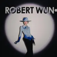 Davika Hoorne mencuri perhatian dengan penampilannya yang dramatis dan artistik di Théâtre du Châtelet, mengenakan karya mencolok dari desainer avant-garde Robert Wun. [@davikah].