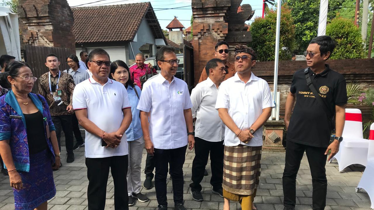 Menkes Budi cek kesiapan Puskesmas di Denpasar, Bali jelang peresmian peluncuran Starlink punya Elon Musk.