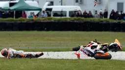 Pembalap tim Repsol Honda, Marc Marquez terjatuh saat balapan GP Australia di Sirkuit Philip Island, Australia (21/10). Insiden jatuhnya Marquez tidak memengaruhi posisinya sebagai juara dunia MotoGP 2016. (AFP/Jerey Brown)