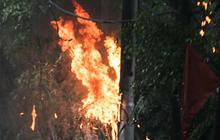 FOTO: Ngeri, Tiang Listrik di Menteng Tiba-Tiba Terbakar Saat Hujan Deras