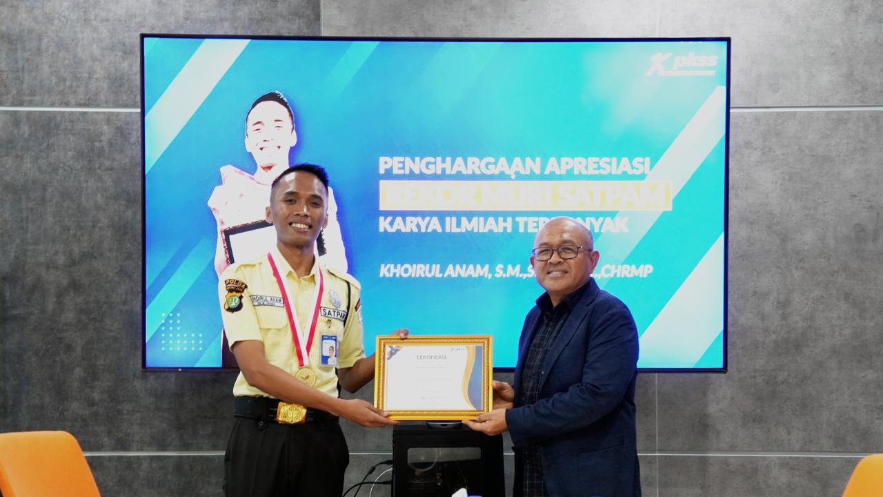 Satpam Kantor Cabang BRI Raih Rekor Muri Berkat 13 Karya Ilmiah