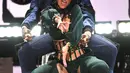 Aksi panggung penyanyi rapper Cardi B saat tampil acara BET Awards 2019 di Los Angeles, AS (24/6/2019). Cardi B berduet dengan sang suami, rapper Offset saat tampil di atas panggung BET Awards 2019. (AP Photo/Chris Pizzello)