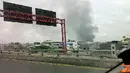 Citizen6, Jakarta: Kepulan asap kebakaran di Teluk Angke terlihat hingga jalan raya. (Pengirim: Alexander) 