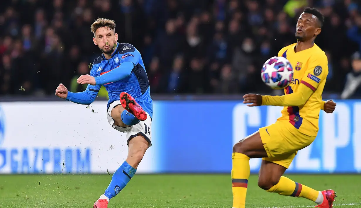 Pemain Napoli Dries Mertens (kiri) mencetak gol ke gawang Barcelona pada pertandingan babak 16 besar Liga Champions di San Paolo Stadium, Naples, Italia, Selasa (25/2/2020). Pertandingan berakhir dengan skor 1-1. (Cafaro/LaPresse Via AP)