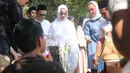 Istri Ibnu Jamil, Ririn Ekawati dan anaknya tampak hadir dalam proses pemakaman ayah suaminya. [Foto: Adrian Putra/Fimela.com]