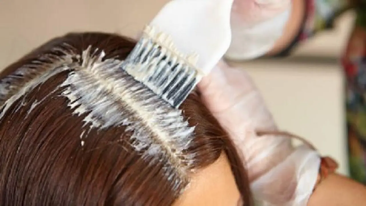 Rambut Rusak Karena Bleaching, Lakukan Hal Ini