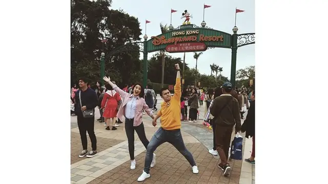 Handika Pratama dan Rosiana Dewi bertingkah konyol, tapi tetap romantis.
