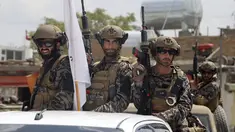 Pasukan khusus Taliban tiba di dalam Bandara Internasional Hamid Karzai setelah penarikan militer AS, di Kabul, Afghanistan, Selasa (31/8/2021).  Taliban menguasai penuh bandara internasional Kabul pada Selasa, setelah pesawat AS meninggalkannya landasan pacu. (AP Photo/Khwaja Tawfiq Sediqi)