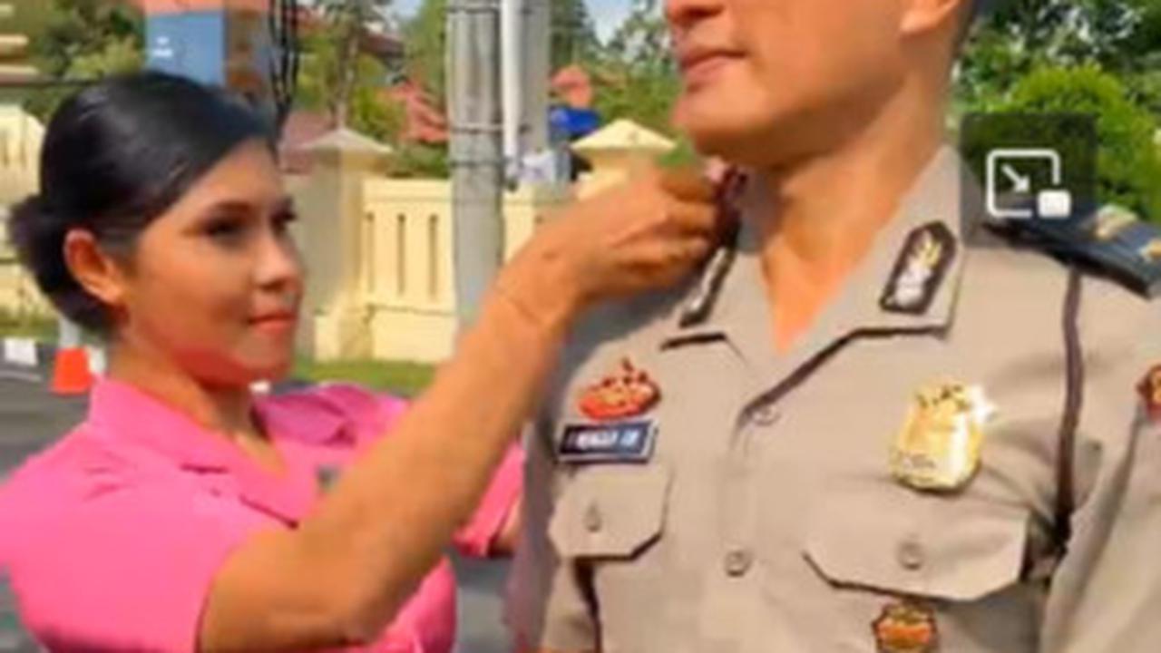 Selain 9 personel itu, pemasangan pangkat baru dilakukan oleh pasangannya masing-masing. <br>