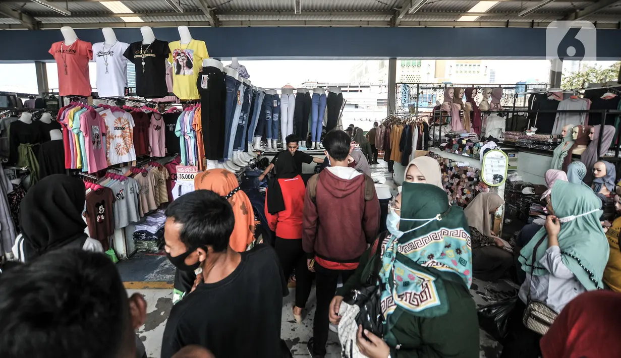 Pengunjung memilih pakaian di Skybridge Pasar Tanah Abang, Jakarta, Rabu (28/4/2021). Pedagang mengaku penjualan meningkat hingga 50 persen dibandingkan bulan sebelumnya. (merdeka.com/Iqbal S. Nugroho)