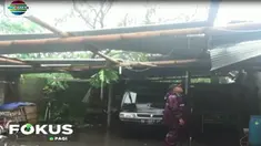 Sebuah rumah milik warga rusak akibat diterjang angin kencang.