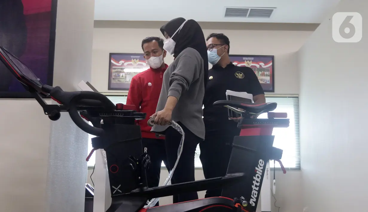 Petugas kesehatan memeriksa rekannya usai peresmian Medical Center PSSI di Gedung GBK Arena, Jakarta, Senin (14/3/2022). PSSI bersama Kemenpora meresmikan pusat kesehatan untuk menopang berbagai kebutuhan Timnas Indonesia. (Liputan6.com/Helmi Fithriansyah)