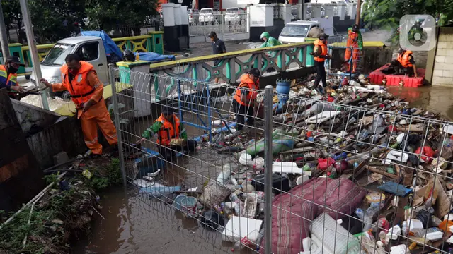 FOTO: Petugas UPK Badan Air DLH DKI Jakarta Berjibaku Bersihkan Sumbatan Aliran Air Kali Mampang