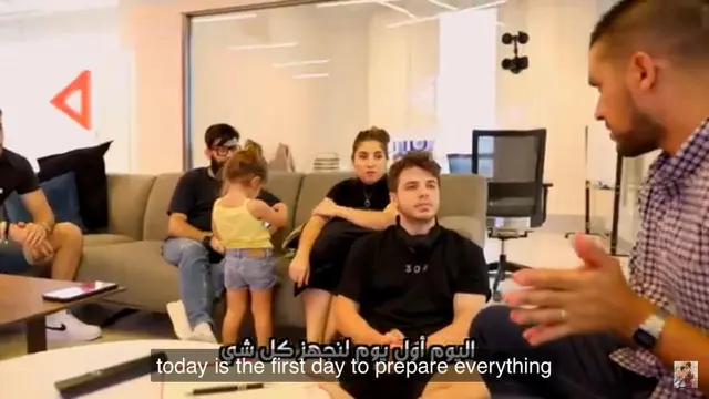 Pasangan Asal Dubai Umumkan Jenis Kelamin Bayi di Gedung Burj Khalifa. foto: Youtube 'anasala family'