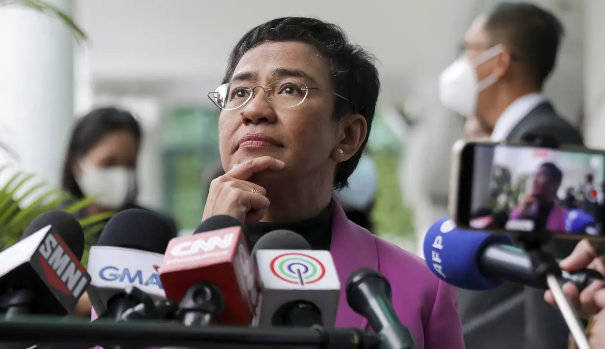 Wartawan Filipina Maria Ressa, salah satu pemenang Hadiah Nobel Perdamaian 2021 dan CEO Rappler, berbicara kepada media setelah keputusan pengadilan di Pengadilan Banding Pajak di Quezon City, Rabu (18/1/2023). Kasus ini diajukan karena kritiknya terhadap mantan Presiden Filipina Rodrigo Duterte atas perang narkoba yang merenggut ribuan nyawa. (AP Photo/Basilio Sepe)