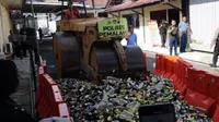 Pemusnahan ribuan botol miras di Mapolres Pemalang jelang lebaran. (Foto: Liputan6.com/Polres Pemalang)