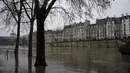 Tepian sungai Seine yang banjir di Paris, Senin (8/2/2021). Tanggul dan jalan terkenal ibu kota terendam di bawah sungai selama lima hari berturut-turut dari hari Sabtu karena ramalan cuaca 'la inondation' akan berlangsung hingga Senin. (AP Photo/Thibault Camus)