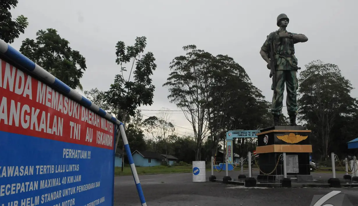 Pangkalan TNI Angkatan Udara yang berstatus tipe C itu kini sibuk lantaran menjadi Posko Utama Pencarian dan Evakuasi Pesawat AirAsia QZ8501. Foto diambil pada Jumat (9/1/2015). (Liputan6.com/Herman Zakharia)