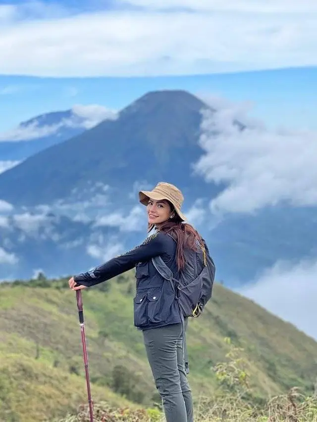 Punya Hobi Menantang, Ini 10 Potret Seleb Wanita Saat Berada di Puncak Gunung