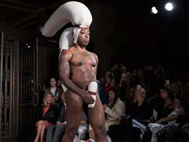 Model pria berjalan di atas catwalk mengenakan busana Spring/Summer 2019 kreasi perancang Pam Hogg selama London Fashion Week di London (14/9). Pam Hogg merupakan desainer asal Inggris. (Photo by Vianney Le Caer/Invision/AP)