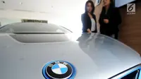 Logo mobil listrik BMW i8 dengan menggunakan BMW i Wallbox Plus di Tangerang Selatan, Banten, Kamis (26/10). BMW Group Indonesia turut mendukung program nasional dengan menghadirkan mobil listrik yang ramah lingkungan. (Liputan6.com/Pool/BMW)