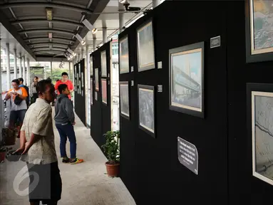 Warga melihat pameran foto kemajuan pembangunan MRT di Jembatan Penyebrangan Orang Bundaran Hotel Indonesia, Jakarta, Minggu (7/5). Pameran bertema Aku, Kamu, Kita #UbahJakarta. (Liputan6.com/Helmi Fithriansyah)