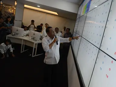 Menteri PANRB Syafruddin memantau melalui layar digital kehadiran ASN di "command centre" Kementerian PANRB, Jakarta, Senin (10/6/2019). Langkah ini dilakukannya guna mengecek absensi Aparatur Sipil Negara (ASN) atau PNS pada hari pertama kerja pasca libur Lebaran 2019. (merdeka.com/Imam Buhori)