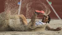 Atlet Indonesia, Maria Londa, melakukan lompatan pada Invitation Tournament cabang atletik nomor lompat jauh di SUGBK, Jakarta, Minggu (11/2/2018). Dirinya meraih emas dengan lompatan terjauh 6,43 meter. (Bola.com/Vitalis Yogi Trisna)