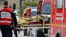 Sejumlah petugas menggotong salah satun korban kecelakaan di kawasan Gironde, Prancis, Jumat (23/10/2015). Penyebab kecelakaan sejauh ini belum diketahui, tetapi lokasi kecelakan memang dikenal sebagai tempat berbahaya. (REUTERS/iTele)