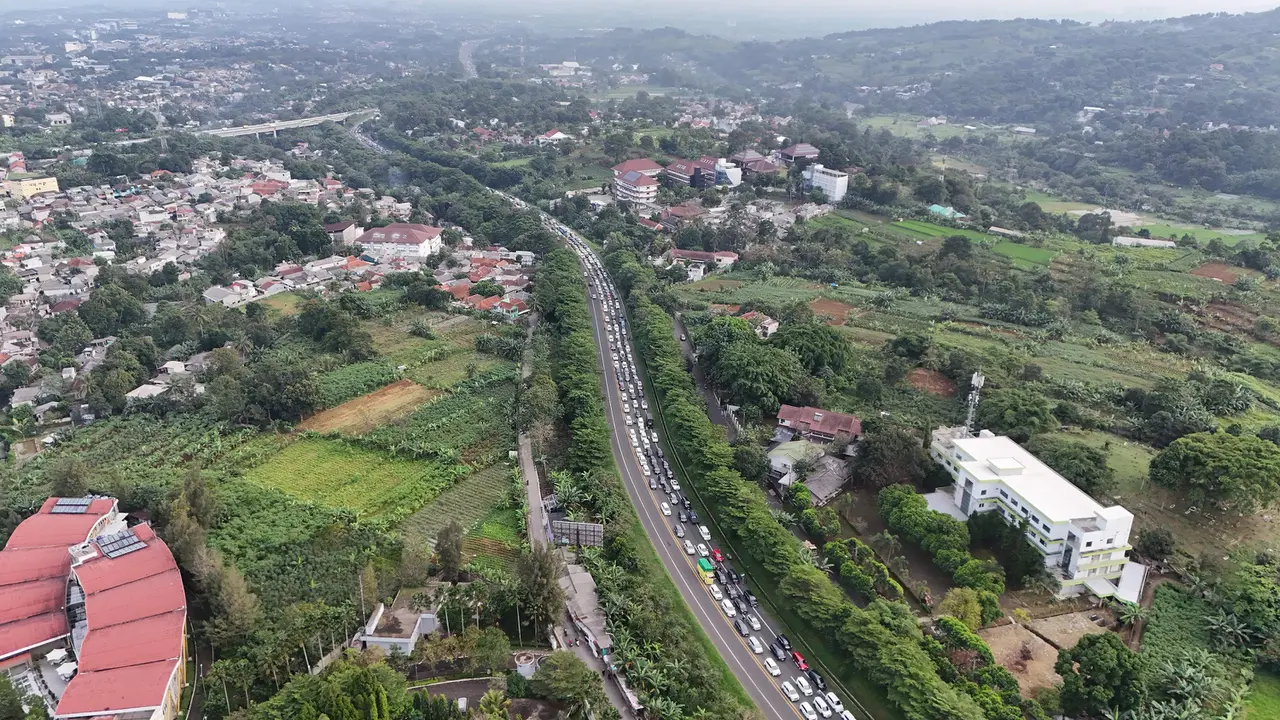 Libur Panjang Akhir Pekan, Begini Potret Antrean Kendaraan yang Menuju Kawasan Puncak Bogor