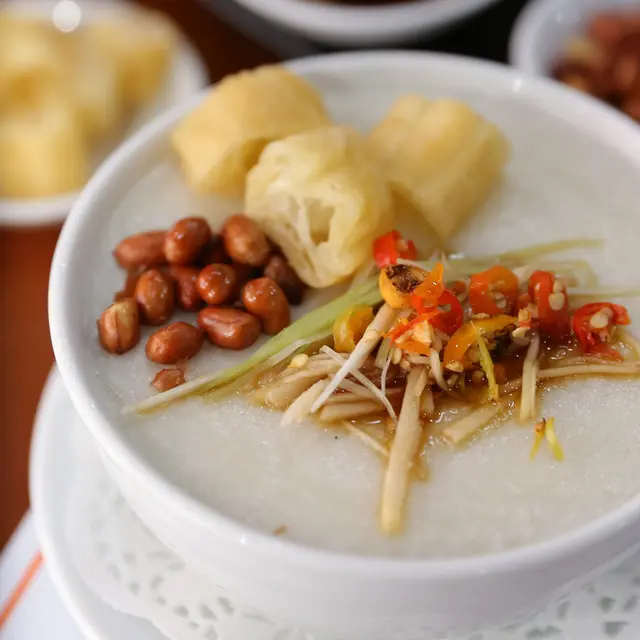 [Fimela] Wisata kuliner Legendaris Bubur ayam Kwang Tung