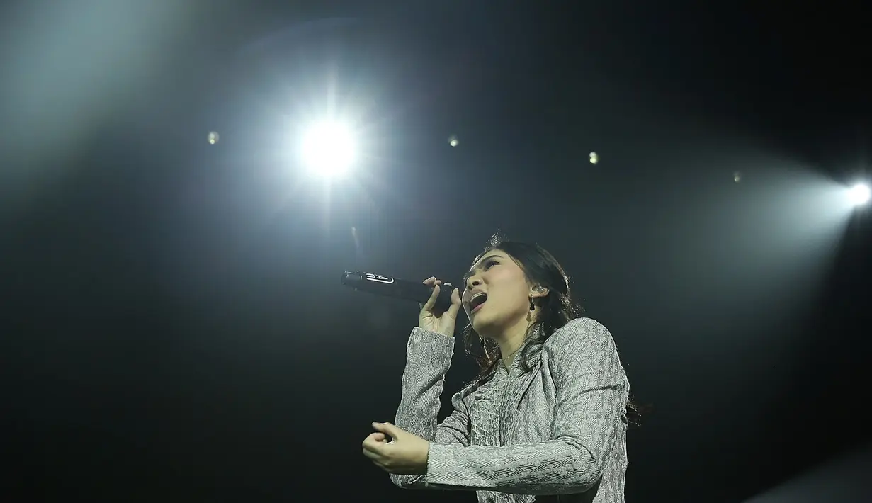 Konser tunggal Rossa yang bertajuk The Journey of 21 Dazzling Years telah berlangsung sukses. Tak sendiri, namun terdapat beberapa penyanyi lainnya yang turut mengisi keramaian panggung tersebut. (Bambang E.Ros/Bintang.com)