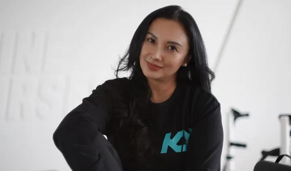 Ada juga yang salfok dengan wajah Tata Cahyani yang terlihat awet muda.<br>
