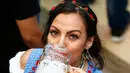Seorang wanita menikmati bir saat menghadiri pembukaan Oktoberfest ke-183 di Munich, Jerman, Sabtu (17/9). (REUTERS/Michaela Rehle)