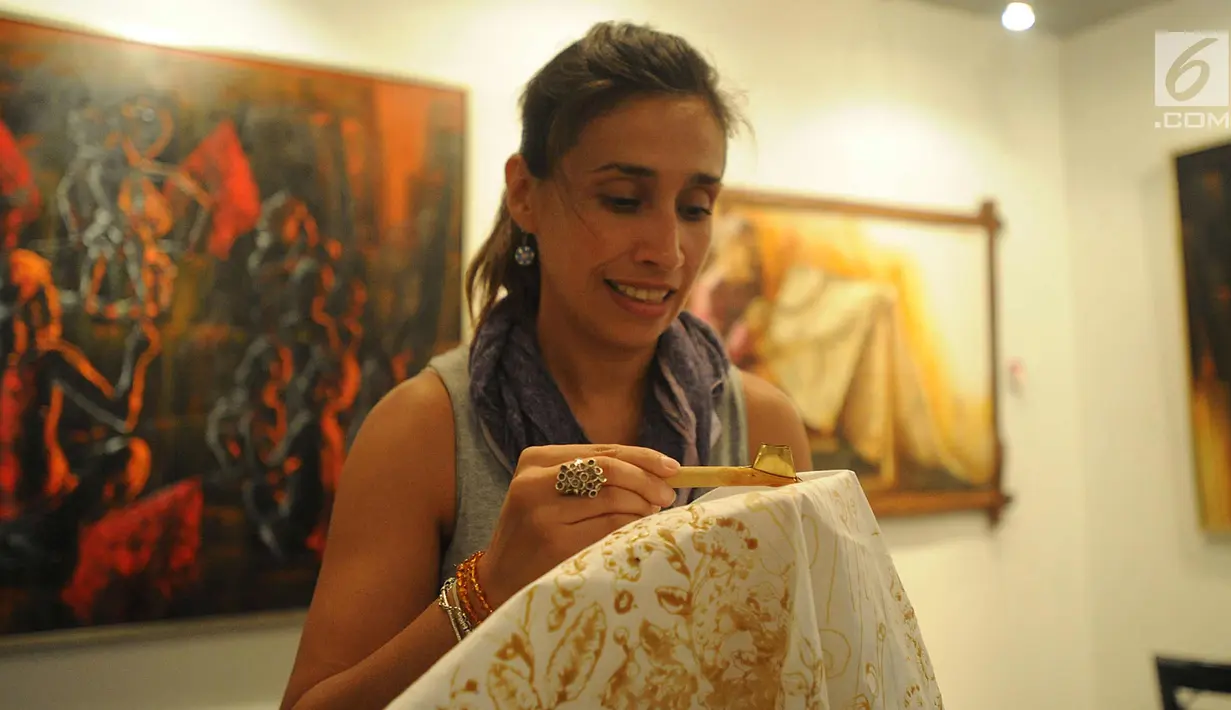 Ekspresi wanita Amerika Latin saat membuat batik dalam kelas bersama Rumah Batik Palbat di Tugu Kunstring Paleis, Jakarta, Kamis (22/3). Kegiatan membuat batik tulis dan batik cap ini hasilnya akan didonasikan untuk amal. (Merdeka.com/Arie Basuki)