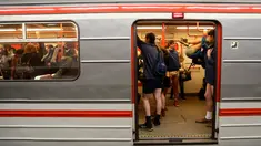 Penumpang menaiki kereta tanpa mengenakan celana pada No Pants Subway Ride di Praha, Republik Ceko, Minggu (7/1). Hari Tanpa Celana di Kereta adalah acara tahunan yang digelar di sejumlah negara, mulai dari Israel, Meksiko hingga AS. (AP/Petr David Josek)