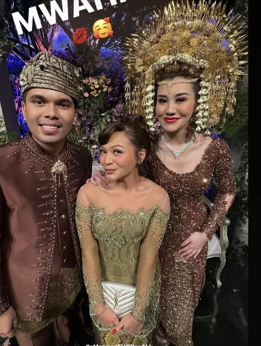 Amel Carla tampil menjadi bridesmaid dengan kebaya hijau sambil membawa tas silver dari YSL. [@amelcarla]
