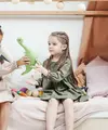 Ilustrasi dua anak perempuan bermain dengan boneka. (Sumber foto: Pexels.com)