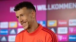 Gelandang baru Bayern Munchen, Ivan Perisic tersenyum saat konferensi pers pengenalan dirinya di Munich, Jerman (14/8/2019). Perisic memiliki opsi permanen yang bisa diaktifkan Bayern, jika mau membayar 30 juta euro (sekitar Rp476,3 miliar) kepada Inter Milan. (AFP Photo/Daniel Kopatsch)