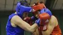 Petinju China, Yin Junhua, bertarung melawan petinju Hungaria, Renata Rakoczi (biru), pada babak kualifikasi kelas 57 kilogram Bocskai Istvan International Memorial Boxing Turnamen ke-61. (EPA/Zsolt Czegledi)