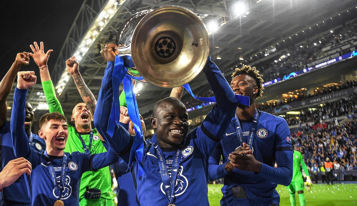 N'Golo Kante. Gelandang asal Prancis ini didatangkan dari Leicester City pada musim 2016/2017 usai menjuarai Liga Inggris. Kinerja apiknya langsung memberi gelar Liga Inggris untuk Chelsea di musim debutnya. Hingga kini telah tampil dalam 218 laga dengan torehan 11 gol. (Foto: AFP/Pool/David Ramos)