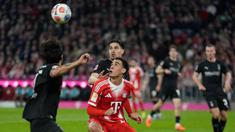 Kevin Diks bersama timnya, Borussia Mönchengladbach harus menelan kekalahan telak saat bertandang ke markas Bayern Munchen di Allianz Arena, Munchen, Jerman, pada Jumat (06/03/2026) waktu setempat. (AP Photo/Matthias Schrader)