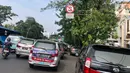 Kendaraan terparkir di sekitar trotoar kawasan Jatinegara, Jakarta, Selasa (14/7/2020). Tidak adanya sanksi tegas membuat trotoar yang telah diperlebar tersebut justru dimanfaatkan sebagai lahan parkir liar yang mengganggu ketertiban umum. (Liputan6.com/Immanuel Antonius)