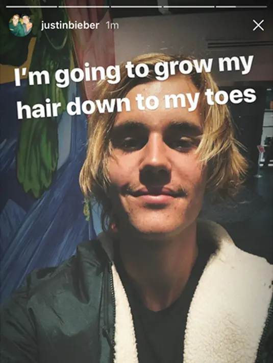 Foto itu menunjukkan rambut dirinya yang sudah mulai memanjang dan keinginan untuk memanjangkan rambut hingga kaki. (instagram/justinbieber)