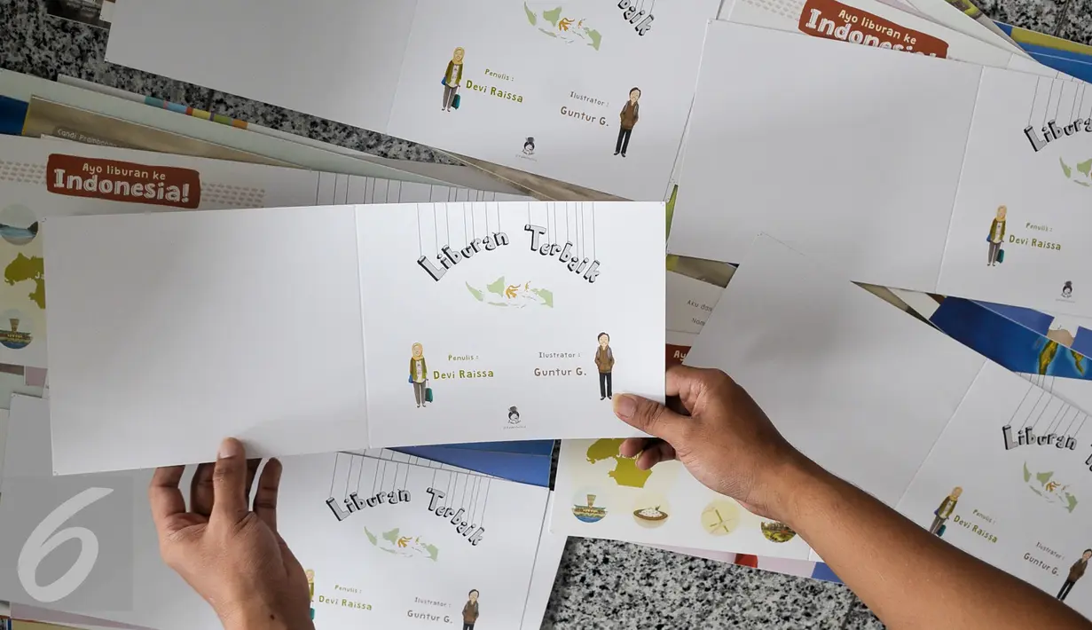 Pekerja menunjukkan halaman pertama buku dongeng Rabbit Hole, di kawasan Kemang, Jakarta Selatan, Selasa (11/10). Konsep dan tampilan halaman buku ini dibuat semenarik-menariknya sehingga menjadi buku interaktif. (Liputan6.com/Yoppy Renato)