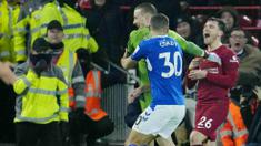 Pemain Liverpool, Andrew Robertson, menertawakan kiper Everton, Jordan Pickford, pada laga Liga Inggris di Stadion Anfield, Selasa (14/2/2023). Derby Merseyside selalu diwarnai tensi panas. (AP Photo/Jon Super)