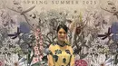 Kahiyang Ayu hadir di fashion show Biyan dengan maxi dress tulle lengan panjang memiliki aksen bunga warna navy. Ia pun membawa handbag biru Louis Vuitton Crocodilian Brillant warna biru muda. Tas dari kulit eksotis ini diperkirakan harganya mencapai Rp480 juta-an. [@ayanggkahiyang].