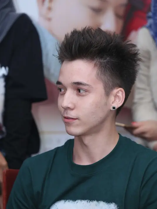 Cowok tampan kelahiran Amerika Serikat itu beradu akting dengan Eriska Rein di film "Sebuah Lagu Untuk Tuhan". (Nurwahyunan/Bintang.com)